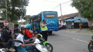 Berikan Pelayanan Prima Anggota Polsek Wonosalam Dengan Menyebrangkan Anak Sekolah
