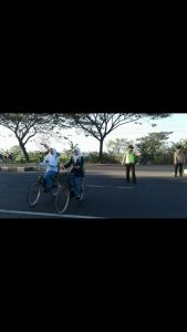 Pelayanan Prima Polsek Karanganyar Dengan Menyebrangkan Anak Sekolah
