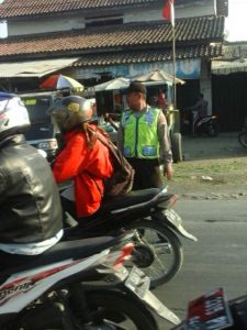 Bhabinkamtibmas Urai Kemacetan Pagi di Jalur Semarang – Purwodadi