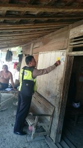 Bhabinkamtibmas Sambang dan Ikut Tempelkan Stiker Raskin