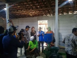 Bhabinkamtibmas Desa Sukorejo Amankan Giat Peliputan dari TVku Tentang Produk Makanan Khas Demak