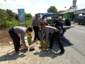 Kapolsek Kebonagung Bersama Kapolsek Bantu Warga Yang Bannya Bocor