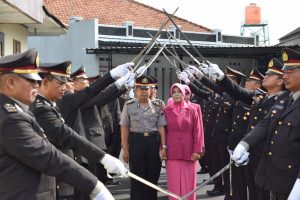 Polres Demak Gelar Upacara Pedang Pora Pelepasa Purna Tugas Anggota Polri