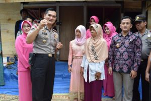Selesai di Bedah Rumah, Kapolres Serahkan Kunci Bu Suwarti