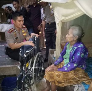 Kapolres Demak Berikan Kursi Roda Untuk Ibu Indunah dan Ibu Kartinah