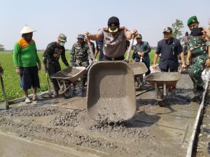 Awali Pengecoran, Kapolres Demak Dukung TMMD di Desa Kebonsari
