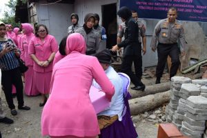 Sambut HKGB ke-66, Polres dan Bhayangkari Bedah Rumah Satiyem