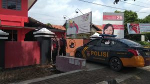 Menjelang Pemilu Anggota Sabhara Patroli di Kantor Parpol
