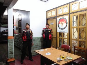 Patroli Malam Hari Untuk Memelihara Kamtibmas