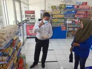 Pengecekan Harga Sembako dan Edukasi Kepada Karyawan Minimarket