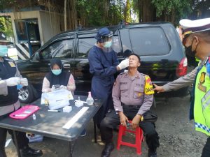 Polisi Lakukan Tes Swab Antigen Penumpang Bus di Terminal Demak
