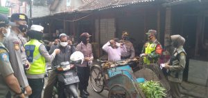 Tim Gabungan Lakukan Pembagian Masker Cegah Penyebaran Covid 19