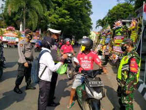 Gelar Ops Yustisi Sambil Bagi-Bagi Masker Gratis Pada Warga