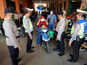 Satgas Gabungan Aktif Melaksanakan Operasi Yustisi dan Pembagian masker di Pasar