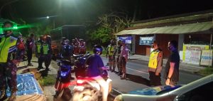 Bagi Masker Gratis Cegah Penyebaran Covid 19, Personel Gabungan Turun ke Lapangan