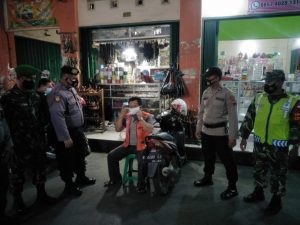 Sambil Beri Edukasi Prokes, Polres Demak Bagikan Masker Gratis
