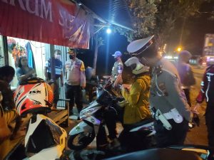 Anggota Gabungan Melaksanakan Operasi Yustisi di Cafe dan Warung Kopi