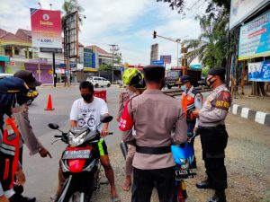 Polres Demak Intensifkan Sosialisasi Aplikasi Peduli Lindungi Pada Titik Penyekatan