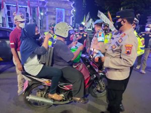 Petugas Gabungan Ajak Pedagang Agar Disiplin Prokes