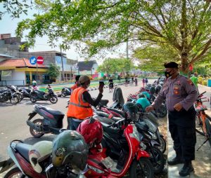 Berikan Imbauan Kepada Tukang Parkir Simpang Enam Untuk Patuhi Prokes