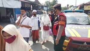 Banyaknya Peziarah Kadilangu Anggota Sabhara Selalu Berikan Imbauan Protokol Kesehatan