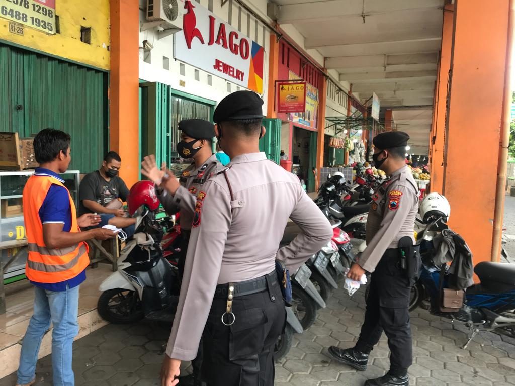 Berikan Imbauan Kepada Tukang Parkir Pasar Bintoro Untuk Patuhi Prokes