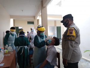 Bhabinkamtibmas Monitoring Rapid Test dan PCR di SMA N 1 Wedung