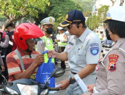Sosialisasi Tertib Pajak dan Tertib Kendaraan, Petugas Gabungan Bagikan Mug Cantik Pada Pengguna Jalan