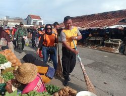 TNI-Polri Dan Instansi Terkait Resik-Resik Pasar Wonosalam