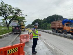 Polantas Demak Melakukan Pengaturan Lalu Lintas Ruas Jalan Yang Sedang Ada Perbaikan di KM.13