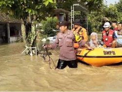 Banjir di Demak, Polisi Evakuasi Warga Ketempat Aman