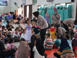 Bentuk Empati, Polwan Polres Demak Gelar Trauma Healing Kepada Pengungsi Korban Banjir
