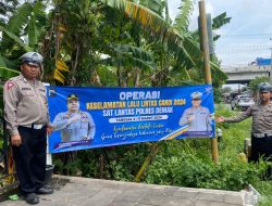 Satgas Preemtiv Pasang Spanduk Sosialisasi Ops Keselamatan Lalu Lintas Candi 2024