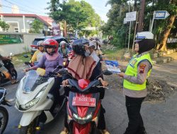 Pembagian Brosur Ops Keselamatan Lalu Lintas Candi 2024 Kepada Pengguna Jalan 