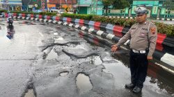 Satlantas Polres Demak Tengah Lakukan Pengecekan Jalan Berlubang di  Sultan Fatah Demak 