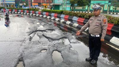 Satlantas Polres Demak Tengah Lakukan Pengecekan Jalan Berlubang di  Sultan Fatah Demak 