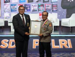 Bedah Buku As SDM Polri Meritokrasi Jabatan Fungsional di Lingkungan Polri Guna Mewujudkan SDM Unggul Mendapat Apresiasi Tinggi Para Pembicara