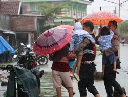 Banjir Di Demak, Polisi Antar Jemput Siswa Menggunakan Perahu