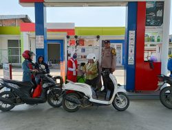 Sambangi SPBU, Personil Polsek Karangtengah Titipkan Pesan Kamtibmas.