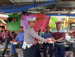 Jumat Berkah, Polres Demak Bagikan Nasi Kotak dan Sosialisasikan Tertib Berlalu Lintas.