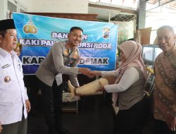 Polres Demak Salurkan Kaki Palsu dan Kursi Roda untuk Korban Lakalantas