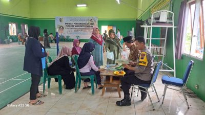 Bhabinkamtibmas Monitoring Pembagian Sertifikat PTSL di Desa Teluk 